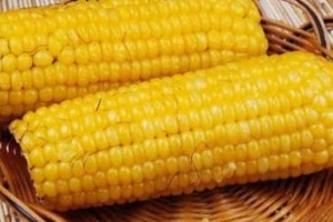 如何看待玉米期货的价格波动？这些波动对农业产业有何影响？