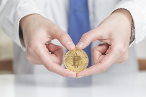 如何把握黄金价格的波动规律？不同品牌黄金饰品价格有何特点？