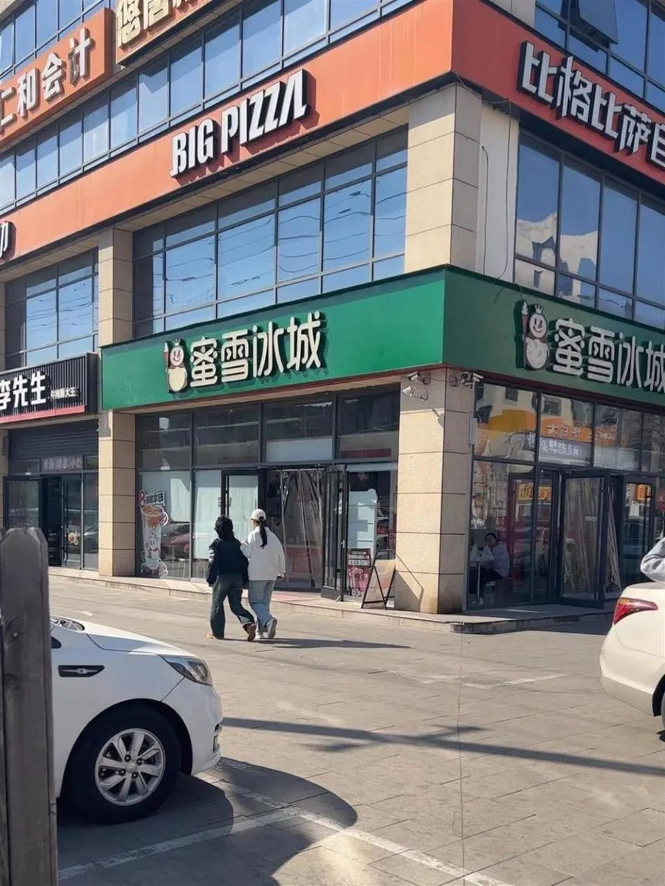 河北三河“招牌改色”背后：店铺招牌到底谁说了算？